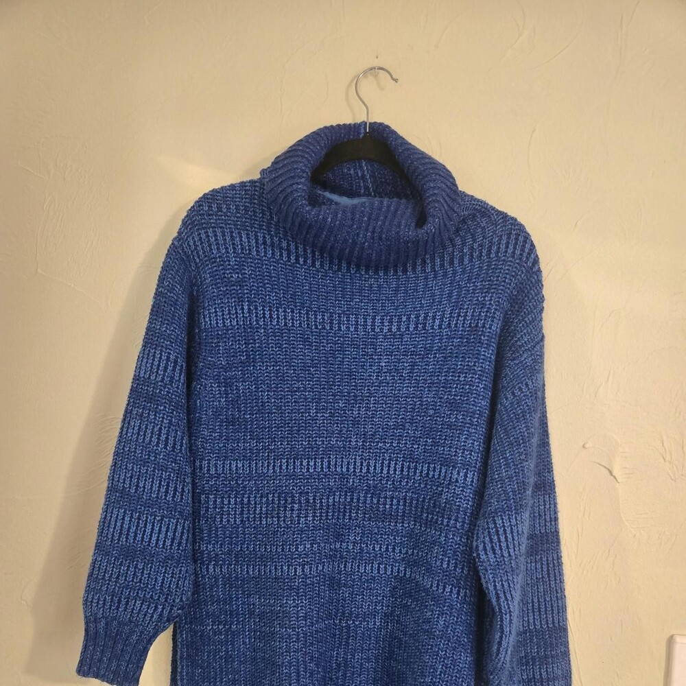 Blue turtleneck sweater with horizontal ribbed stripes in rayon, cotton, polyest